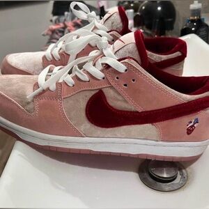 Nike dunk strange love